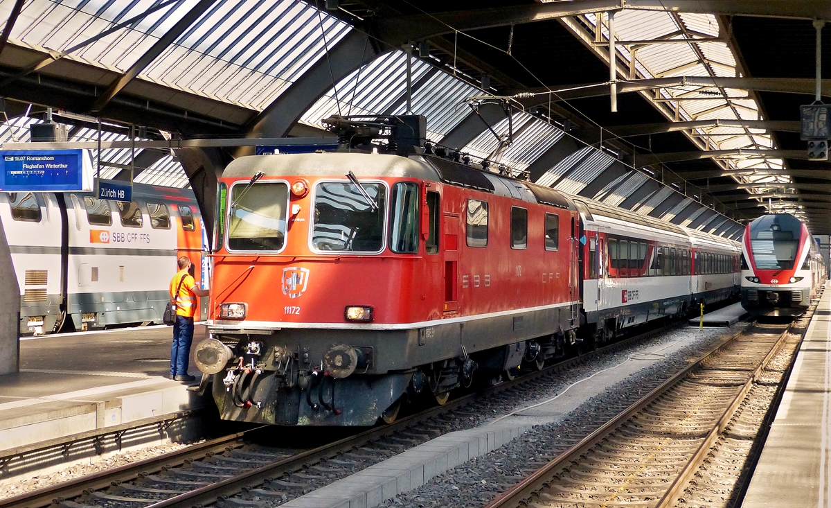 . Re 4/4 II 11172 mit einem IC nach Winterthur in Z�ric HB am 06.06.2015. (Hans)