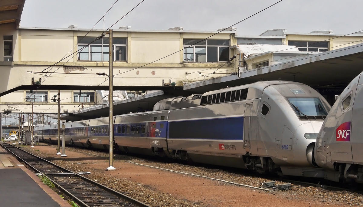 . SBB TGV 4406  Basel  knutsch SNCF TGV 4416 am 19.06.2010 in Mulhouse. (Jeanny)

Eine kurze Einf�hrung in die Entstehungsgeschichte des TGV POS:

Der TGV POS (Paris–Ostfrankreich–S�ddeutschland) wurde technisch aus den TGV-R�seau- und TGV-Duplex-Z�gen abgeleitet. Er verkehrte seit dem 10. Juni 2007 auf der Linie Paris–Stra�burg–Karlsruhe–Stuttgart, die zum 9. Dezember 2007 bis M�nchen verl�ngert wurde, sowie Paris–Stra�burg–M�lhausen–Basel–Z�rich. Seit 2009 wurde au�erdem die Strecke Paris–Saarbr�cken–Mannheim–Frankfurt einmal pro Tag bedient. Seit Dezember 2012 geh�ren die Z�ge der TGV Lyria und verkehren in die Schweiz; den Verkehr nach Deutschland und zum Teil auch Basel/Z�rich haben Euroduplex-TGV �bernommen.

Die ersten beiden Triebk�pfe wurden 2004 fertiggestellt und ab Juni gleichen Jahres f�r Testfahrten eingesetzt. Zur Monatsmitte wurden die beiden Triebk�pfe mit einer achtteiligen R�seau-Wagengarnitur verbunden. Ende Juli 2004 wurde eine aus zwei Triebk�pfen und acht Wagen gebildete POS-Einheit f�r Testfahrten zum Eisenbahnversuchsring Velim in Tschechien �berf�hrt.

Die TGV-Zulassungsfahrten in Deutschland begannen am 5. Dezember 2005 und wurden Mitte 2006 abgeschlossen. Auf der Neubaustrecke N�rnberg–Ingolstadt fanden im Juli 2006 Hochtastfahrten auf bis zu 330 km/h statt. Um das f�r das deutsche Streckennetz vorgeschriebene Bremsverm�gen zu erreichen, wurde je ein Drehgestell der beiden Triebk�pfe sowie der beiden Endwagen mit einer Magnetschienenbremse ausger�stet. Diese zus�tzlichen Bremsen wirken ausschlie�lich bei Schnellbremsungen im Bereich zwischen 50 und 160 km/h. Zum Einsatz kam dabei die Garnitur 4401. Auch muss das mitgef�hrte Wasser Trinkwasserqualit�t haben. Am 31. Mai 2007 erteilte das Eisenbahn-Bundesamt die Zulassung des TGV POS f�r den kommerziellen Betrieb in Deutschland; am selben Tag erfolgte die Zulassung des ICE 3MF durch die franz�sische Zulassungsbeh�rde EPSF. Die SNCF hatte DB Systemtechnik mit den Zulassungsfahrten beauftragt.

Zur Betriebsaufnahme der LGV Est im Juni 2007 standen zehn Einheiten mit je 360 Sitzpl�tzen zur Verf�gung; die Flotte sollte bis 2008 auf 19 Garnituren anwachsen (Stand: Mai 2007). Der Zug verf�gt �ber Fahrradhalterungen f�r vier R�der. Die Z�ge werden Deutsche-Bahn-intern als Baureihe 475 bezeichnet.

Die beiden Triebk�pfe sind durch eine 25-kV-Dachleitung elektrisch miteinander verbunden. Die Triebz�ge k�nnen in Doppeltraktion verkehren und auch mit Einheiten des TGV R�seau und TGV Duplex gekuppelt werden. Das Zulassungsverfahren f�r den Betrieb in Doppeltraktion in Deutschland wurde im M�rz 2009 begonnen und 2010 abgeschlossen. Als die Kehler Rheinbr�cke wegen Bauarbeiten zwischen dem 28. August und dem 10. Oktober 2010 nicht befahren werden konnte, verkehrten TGV POS der Linien nach Frankfurt und M�nchen gemeinsam in Doppeltraktion von Paris �ber Saarbr�cken bis nach Mannheim und wurden dort geteilt (gefl�gelt).

Im Februar 2011 entschieden die Schweizerischen Bundesbahnen (SBB) und die SNCF, die TGV POS-Z�ge an TGV Lyria abzugeben. Bereits 2007 hatten die SBB die TGV-POS-Einheit 4406 erworben und auf den Namen Basel getauft. Seit August 2012 verkehrten die ersten TGV POS-Z�ge in einer neuen Lackierung auf der Linie Paris–Lausanne. Alle 19 TGV POS sind seit Dezember 2012 im Besitz von TGV Lyria und verkehren in die Schweiz.
