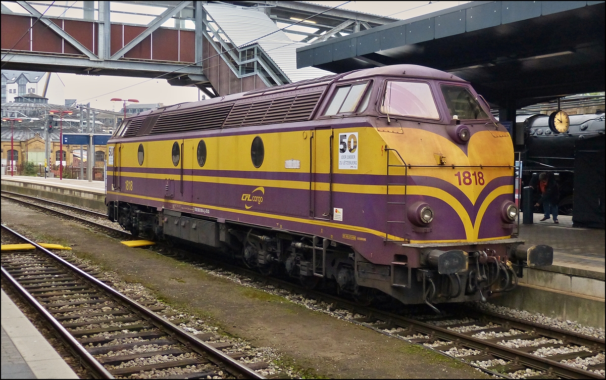 . Seit 50 Jahren unerm�dlich im Einsatz, pr�sentierte sich die 1818 als Ausstellungsst�ck im Bahnhof von Luxemburg Stadt. Diese Lok wird der Nachwelt als Museumslok erhalten bleiben. 12.10.2013 (Hans)