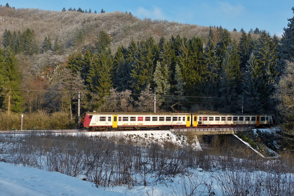 . Seitliche Aufnahme vom Z 2020 auf der Stichstrecke Kautenbach - Wiltz in der N�he vom Merkholtz. 22.01.2016 (Hans)
