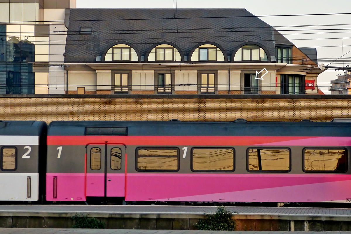 . Unser Hotelzimmer vom Bahnhof Bruxelles Midi aus gesehen, w�hrend der IC Benelux Bruxelles - Den Haag den Bahnhof verl�sst. 05.04.2014 (Jeanny)