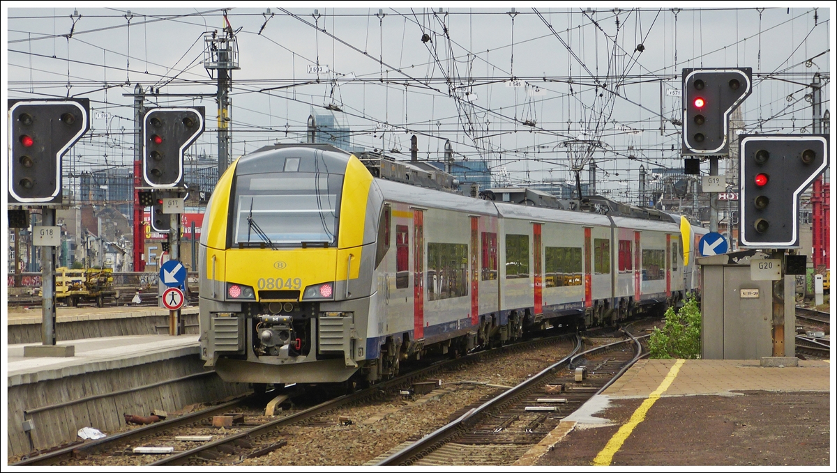 . Voil� die belgische Version des Siemens Desiro ML - Am 10.05.2013 verlassen zwei gekuppelte AM08 (051 und 049) als L Zug nach Louvain/Leuven/L�wen den Bahnhof Bruxelles Midi. (Jeanny)