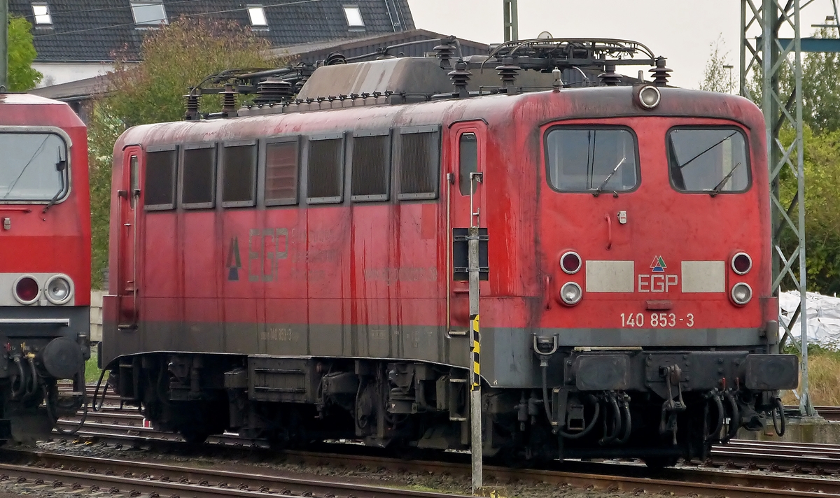 . W�hrend am 08.10.2014 ein heftiges Gewitter tobt, konnte ich die EGP (Eisenbahn-Gesellschaft Potsdam) 140 853-3 (91 80 6 140 853-3 D-EGP) im Hauptbahnhof von Emden fotografieren. Leider stand vom Bahnsteig aus das Schild immer im Weg. ;-) (Hans) 