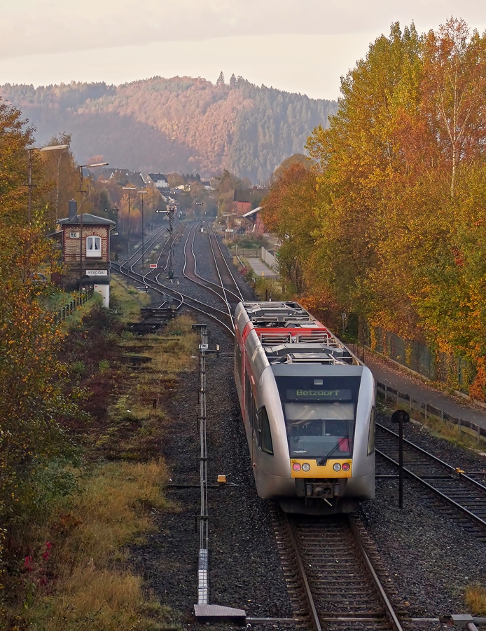 . W�hrend die Sonne am 01.11.2014 in Herdorf aufgeht, erreicht ein Stadler GTW 2/6 der Hellertalbahn den dortigen Bahnhof. (Jeanny)