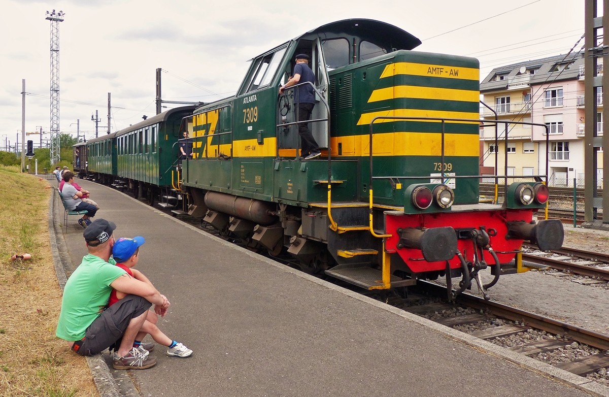 . Warten auf den Zug am Bahnsteig der Museumsbahn Train 1900 in P�tange - Gro� und klein warten geduldig in P�tange auf die ex-SNCB 7309  Atlanta  (Bj 1965) mit ihren historischen Wagen und freuen sich schon auf die Fahrt nach Fond de Gras. (Jeanny) 