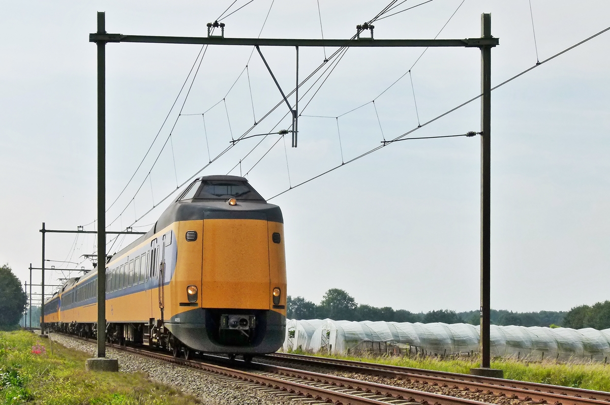 . Zwei gekuppelte Koploper [ICMm (Plan Z)] brausen am 02.09.2011 durch die flache niederl�ndische Landschaft zwischen Bosschenhoofd und Etten-Leur. (Jeanny)