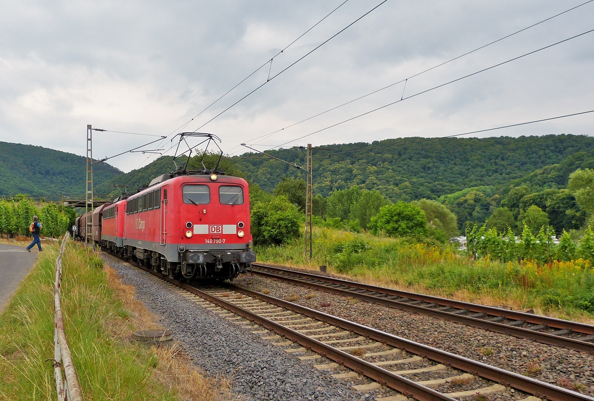 . Zwei Loks der BR 140 ziehen einen G�terzug �ber die Moselstrecke in der N�he von Winningen. 20.06.2014 (Hans)