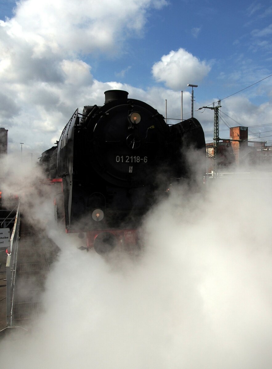 01 2118-6 auf der Drehscheibe im Bw Dresden Altstadt beim 7. Dampfloktreffen in Dresden Altstadt am 17.04.2015.