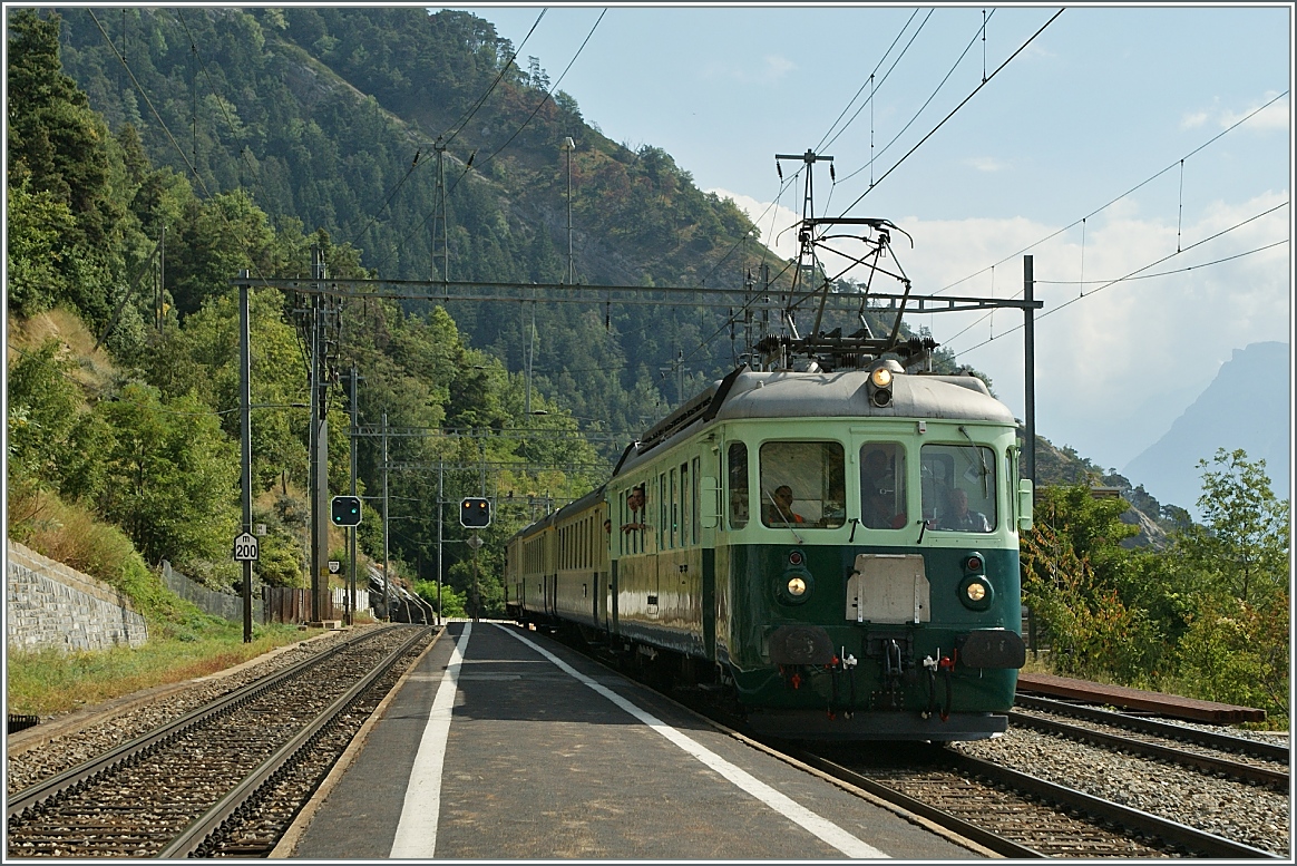 100 Jahre BLS: Der  Wellensittich  Be 4/4 erericht mit seinem Pendelzug Hohtenn.
7. Sept. 2013