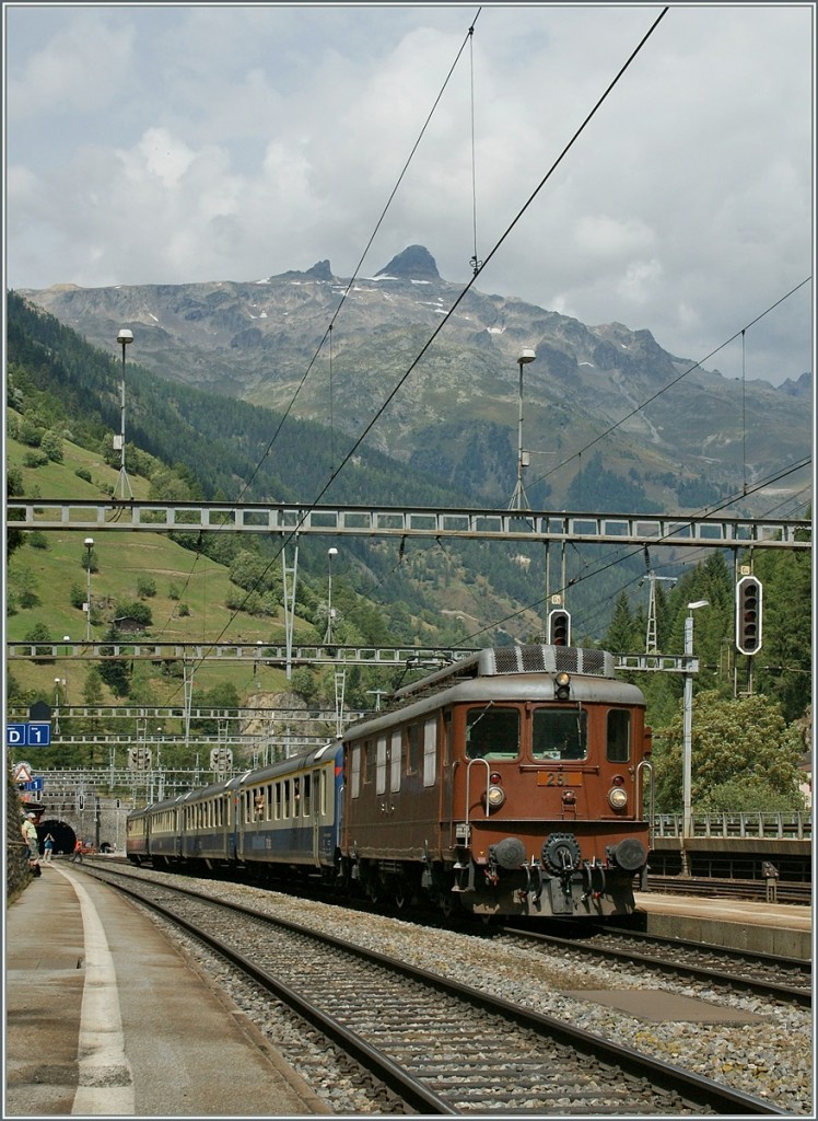 100 Jahre BLS: Die Ae 4/4 251 verl�sst mit ihrem Pendelzug Goppenstein Richtung Brig. 
7. Sept. 2013