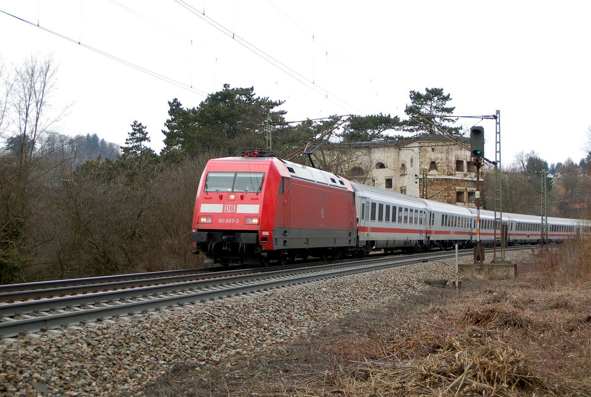 101 007-3 mit IC in Ulm bei der Bundesfestung am 31.03.2007.