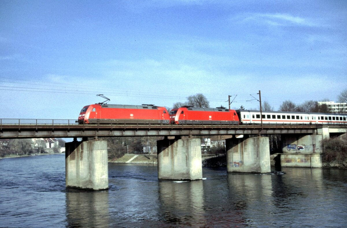 101 042-0 und eine weitere 101 im Schlepp mit IC auf der Donaubrücke in Ulm am 21.03.2002.