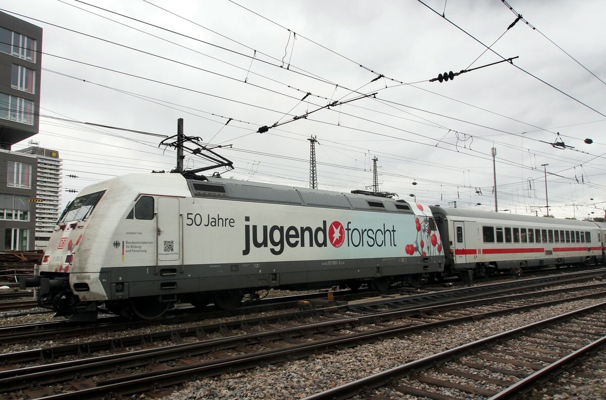 101 050-3 mit der Werbung  Jugend forscht  mit IC in Ulm am 17.08.2015.