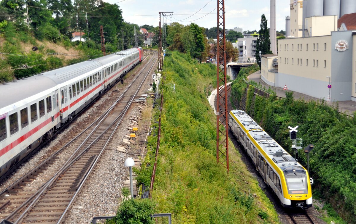 101 061-0 mit IC aus Stuttgart und 622 817 von SWEG aus Langenau bei der Goldochsen-Brauerei in Ulm am 28.07.2022.