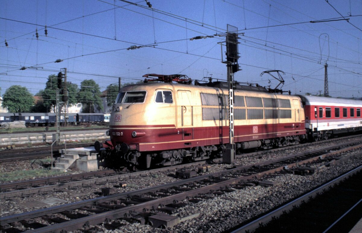 103 132-7 mit roter Schürze und einem IC in Ulm am 02.05.1999.