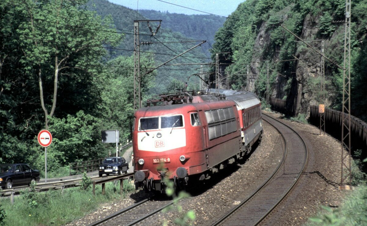 103 174-9 mit IC auf der Geislinger Steige am 06.06.1996.