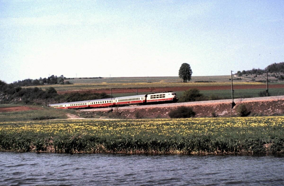 103 mit IC Erasmus im Altm�hltal Kursbuchstrecke 990 M�nchen Hbf - Treuchtlingen am 09.05.1981.