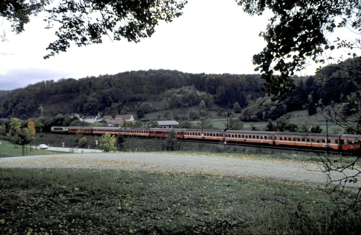 103 mit ÖBB EC Mozart bei Urspring im Oktober 1990.