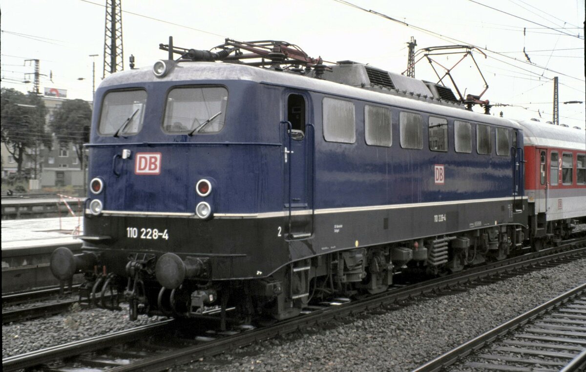 110 228-4 in Ulm am 06.07.1999.