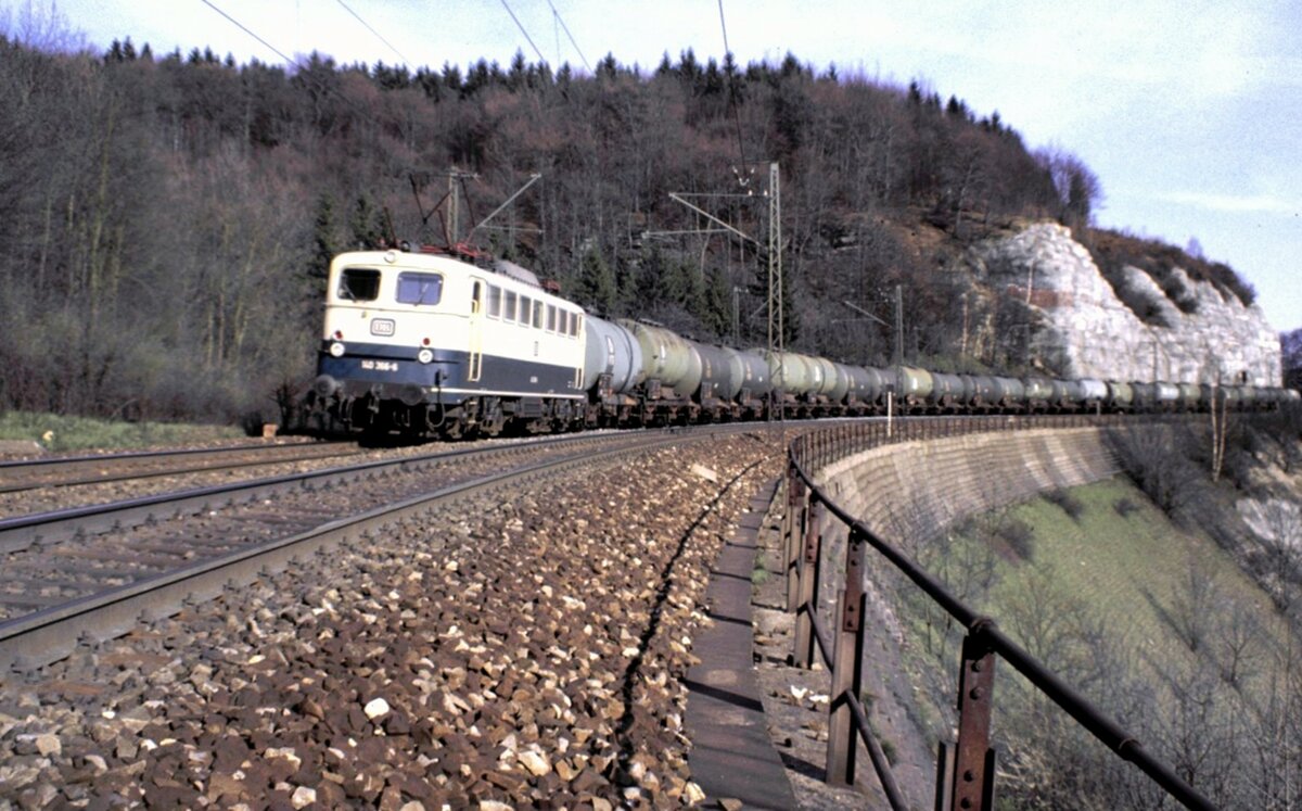 110 366-2 mit Kesselwagenzug auf dem M�hltalfelsendamm der Geislinger Steige am 23.04.1982.