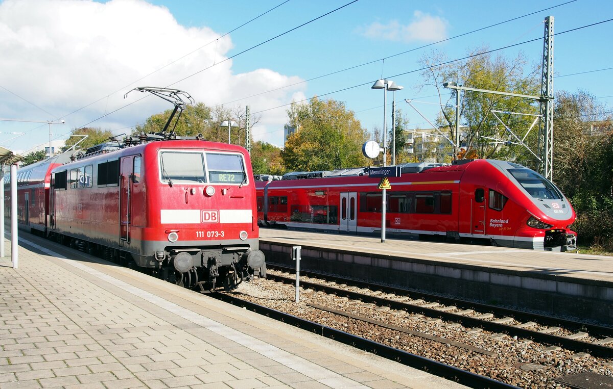 111 073-3 und 633 045 Pesa-Link III dreiteilig in Memmingen am 23.10.2021.