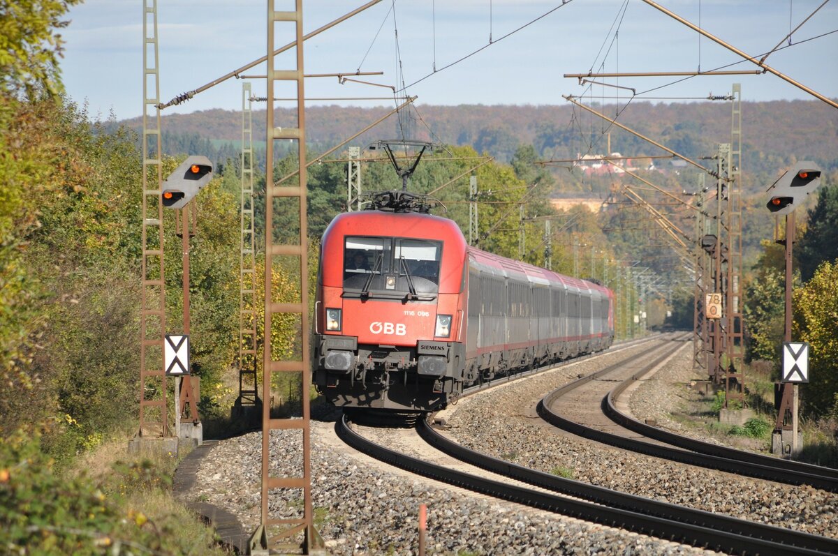 1116 096 mit ÖBB EC bei Hinterdenkental am 17.10.2012.