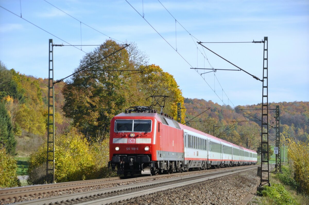 120 108-6 mit ÖBB EC bei Amstetten am 19.10.2012.