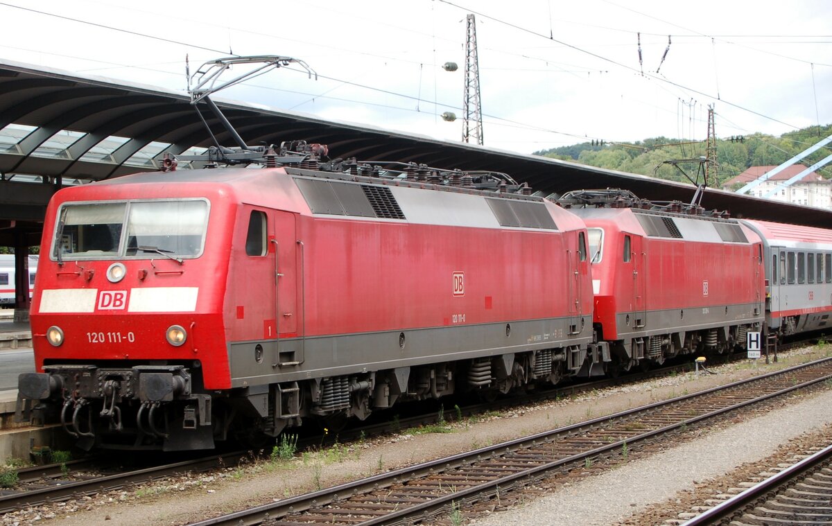 120 111-0 und 120 128-4 in Doppeltraktion mit EC Mozart in Ulm am 03.07.2007.