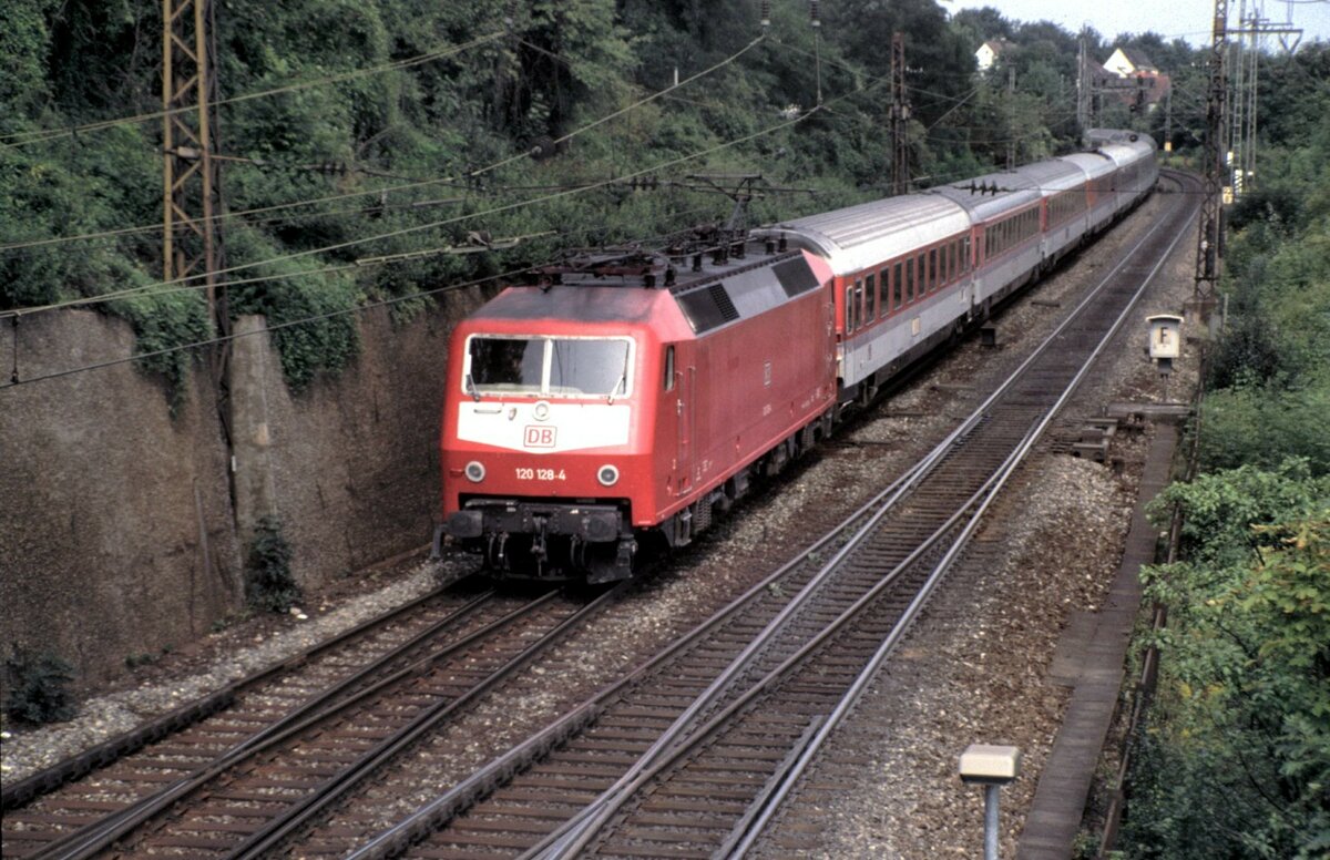 120 128-4 mit IC in Ulm am 23.08.1996.