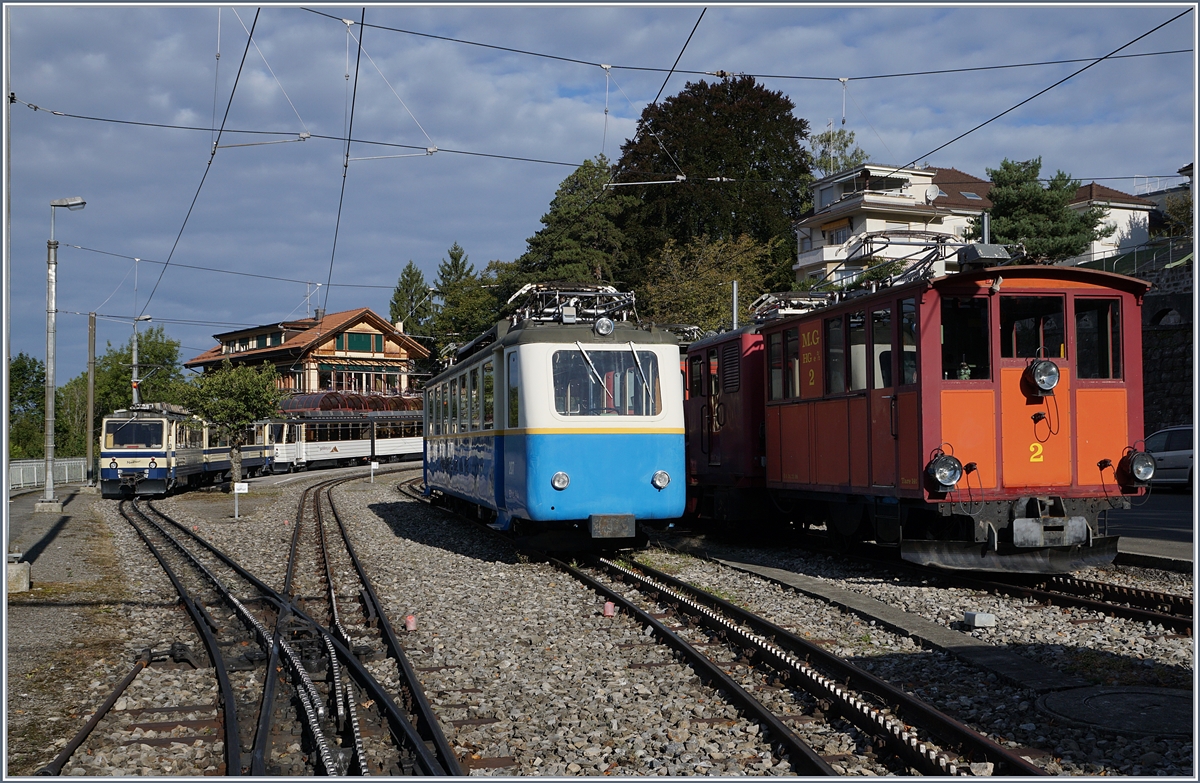 125 Jahre Rochers de Naye Bahn 1897 - 2017: Noch bevor die Feierlichkeiten zum Jubiläum 125 Jahre Rochers de Naye Bahn mit einer live kommentierten Fahrzeugparade in Glion stattfanden gab es dort schon das eine oder andere zu fotografieren: neben dem Bhe 2/4 207 steht die nicht mehr betriebsbereite HGe 2/2 N° 
16. Sept. 2017