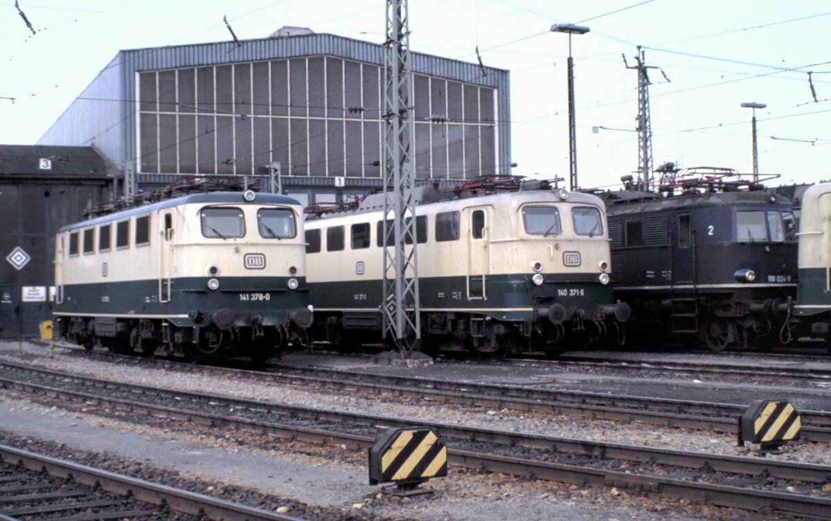 141 378-0; 140 371-6 und 118 024-8 im Bw Regensburg bei einer Führung am 25.04.1982.