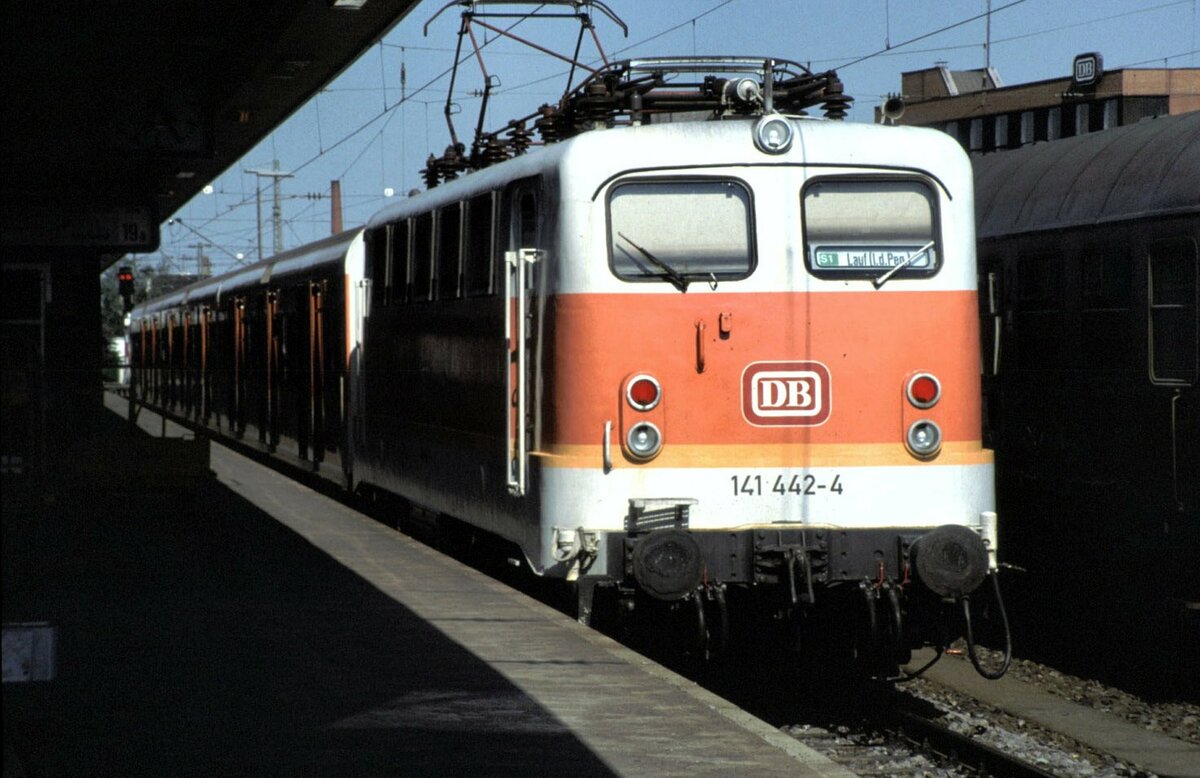 141 442-4 mit S-Bahn Linie S 1 nach Lauf in Nürnberg Hbf im Mai 1990.