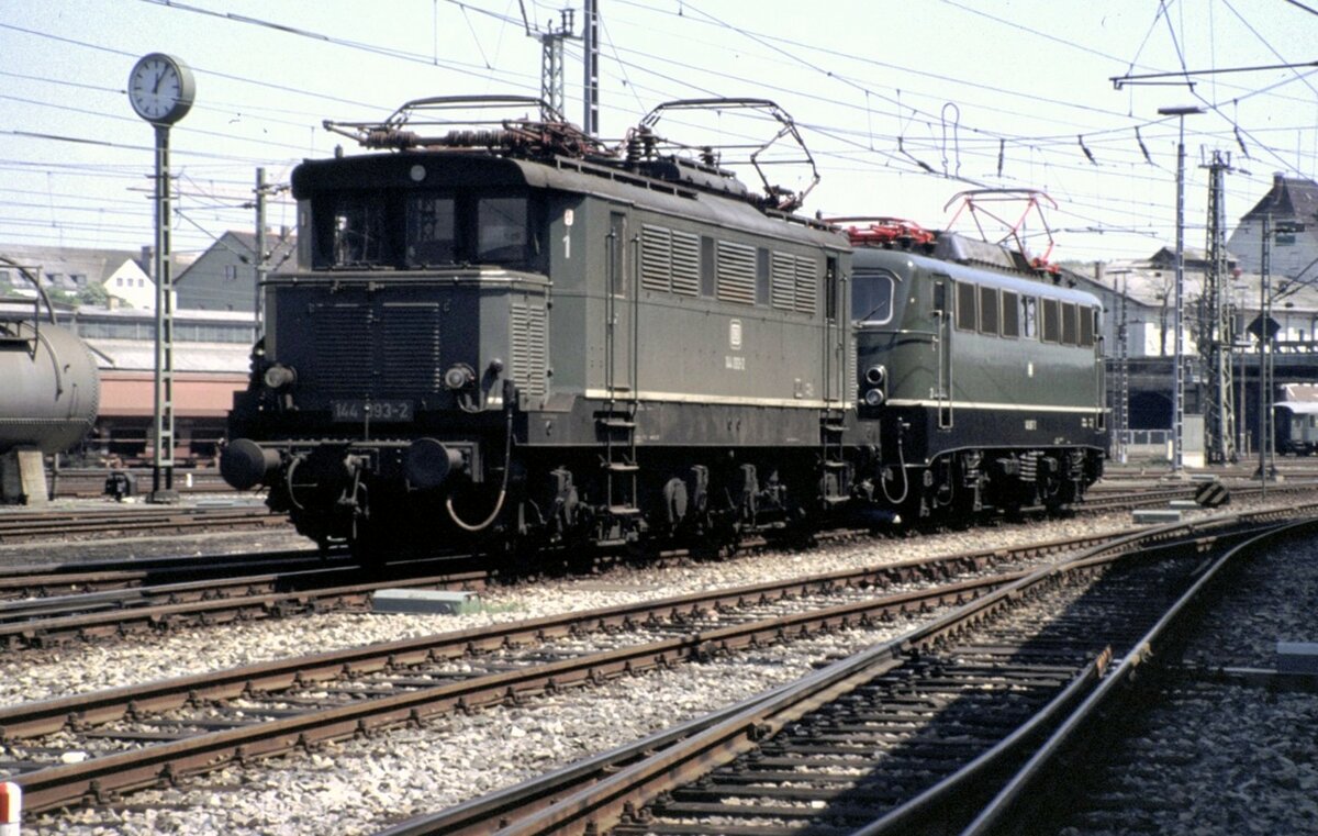 144 093-2 und 140 867-3 durch den Zaun in Regensburg fotographiert, am 15.05.1982. Diese Doppeltraktion zog später einen Güterzug durch den Bahnhof.