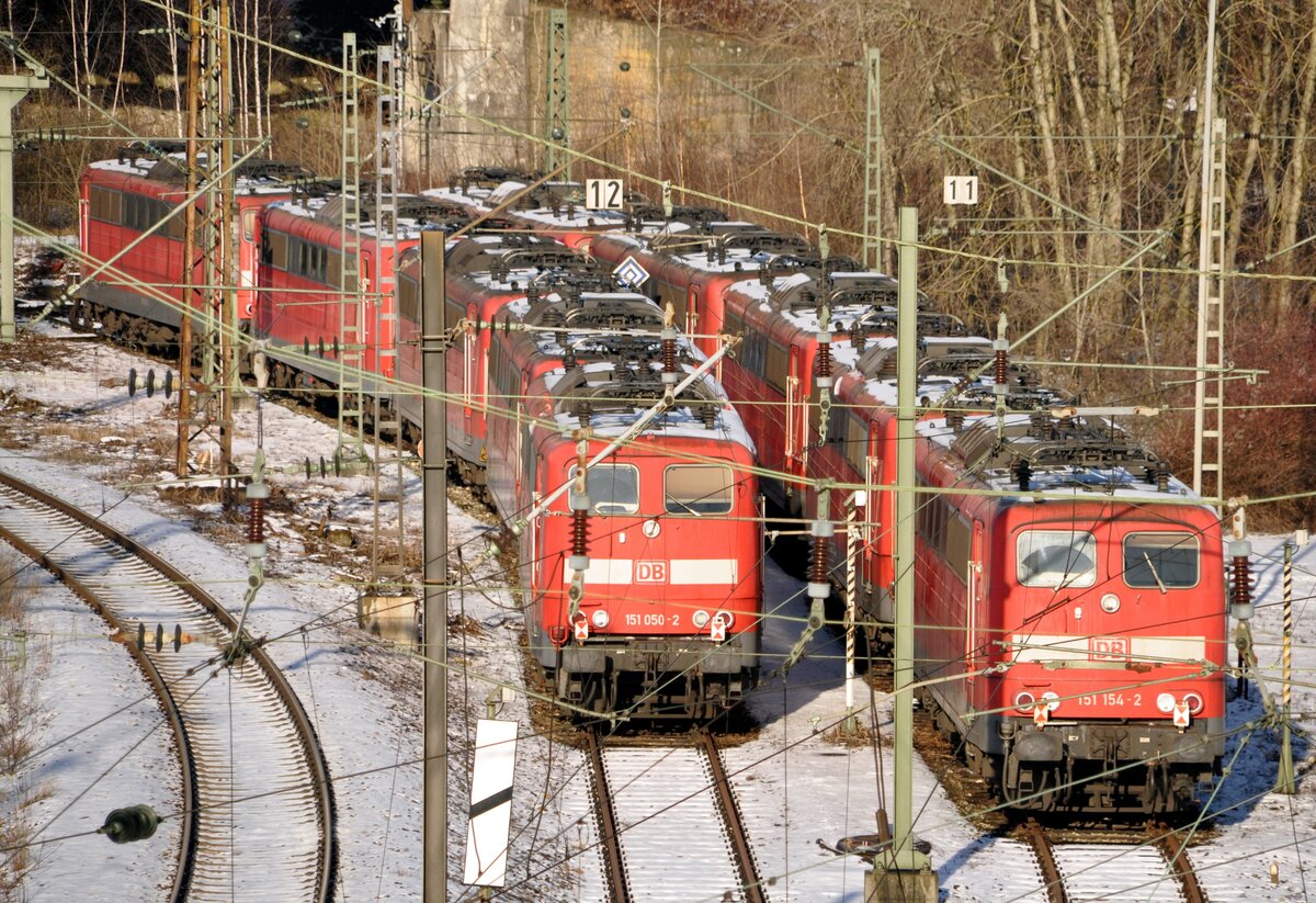 151 050-2; 151 154-2 und 8 weitere 151 sind hinterstellt in Ulm am 21.12.2009.