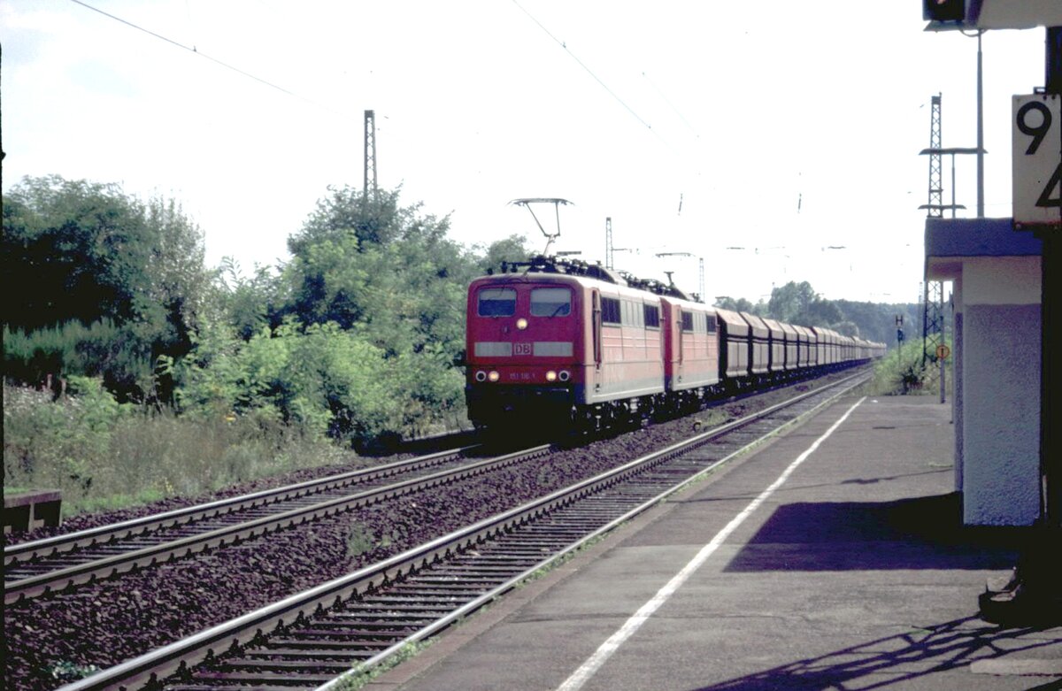 151 116-1 und eine weitere 151 mit Mittelpufferkupplung und Fad Schüttgutwagenganzzug in Hetzerath am 17.08.2002.