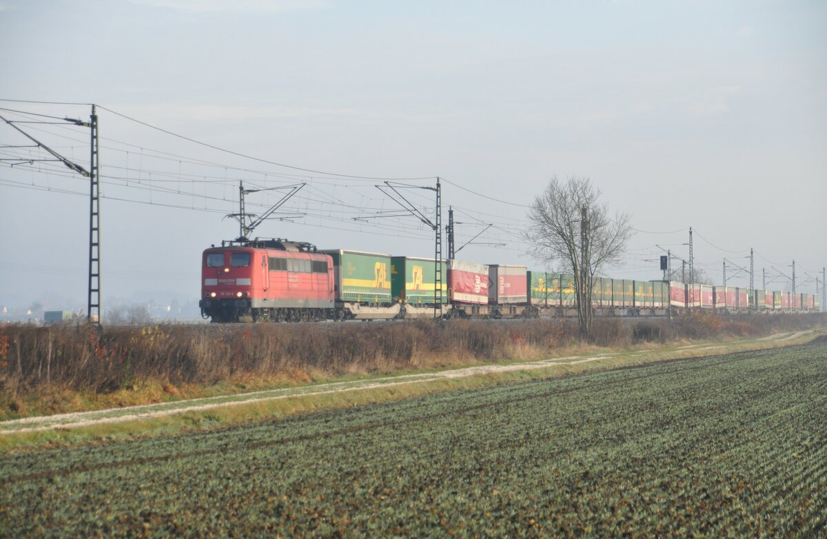 151 138-5 mit Sattelauflieger-/Taschenwagen-Zug bei Neu-Ulm Pfuhl am 21.11.2009.