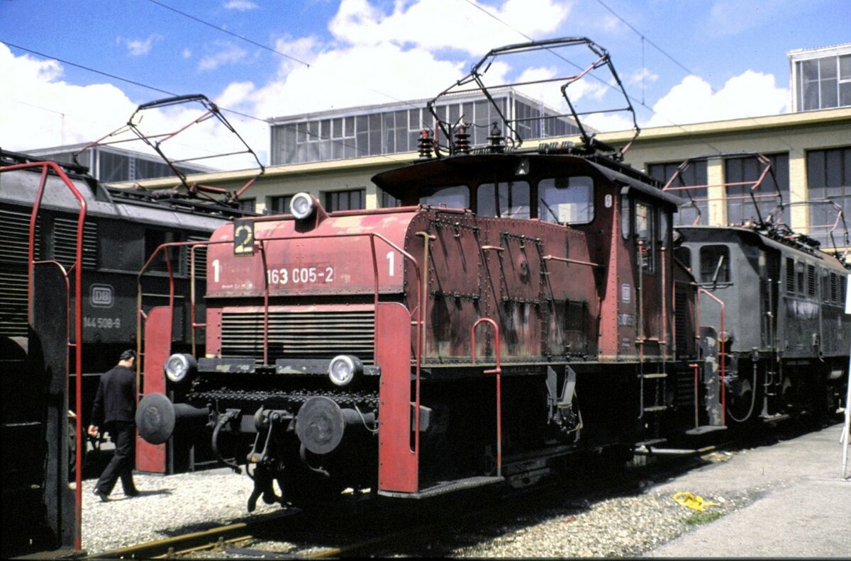 163 005-2 bei der Ausstellung 100 Jahre elektrische Lokomotive in München Freimann am 25.05.1979.