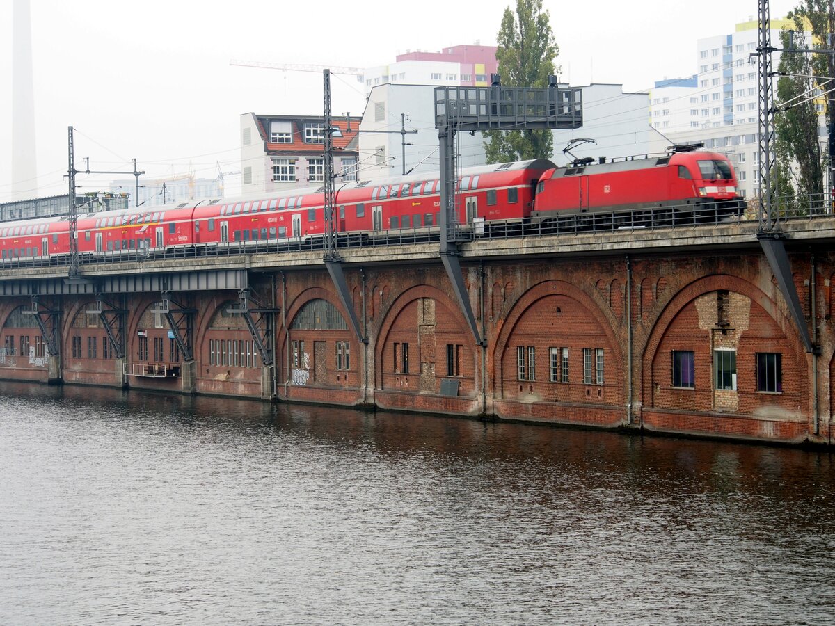 182 mit IRE Dostozug auf der Jannowitzbrücke in Berlin am 24.10.2019.