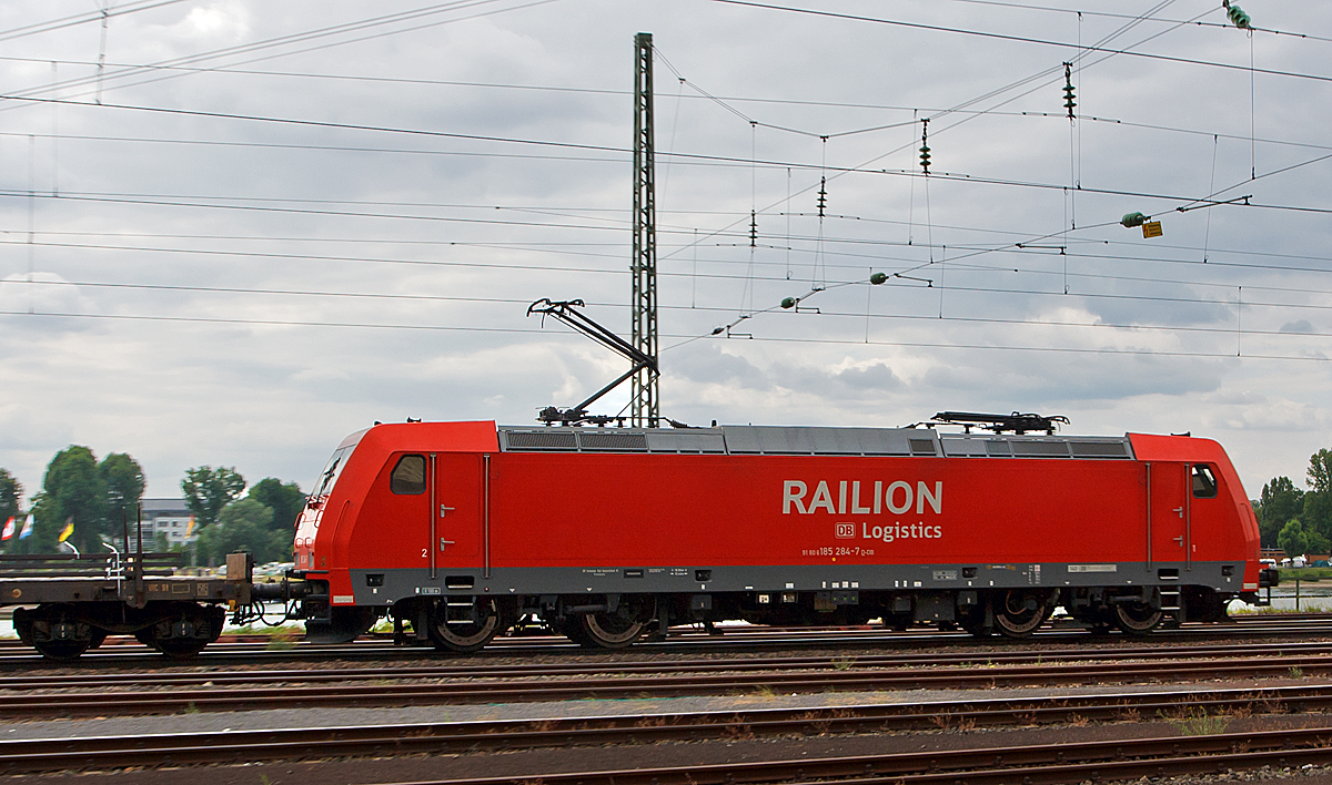 
185 284-7  der DB Schenker Rail Deutschland AG mit einem gem. Güterzug fährt am 14.06.2014 durch Koblenz-Ehrenbreitstein in Richtung Norden.

Die TRAXX F140 AC2 (BR 185.2) wurde 2007 bei Bombardier in Kassel unter der Fabriknummer 34147  gebaut.  Sie hat die komplette NVR-Nummer 91 80 6185 284-7 D-DB.