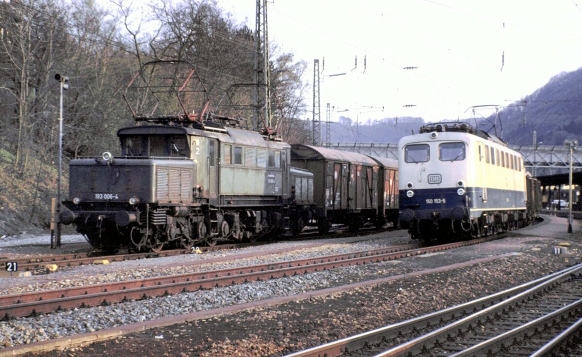 193 006-4 mit St�ckgut-Express Wagen (WMF-Fracht) und durchfahrender G�terzug mit 150 153-5 in Geislingen Steige am 23.04.1982.