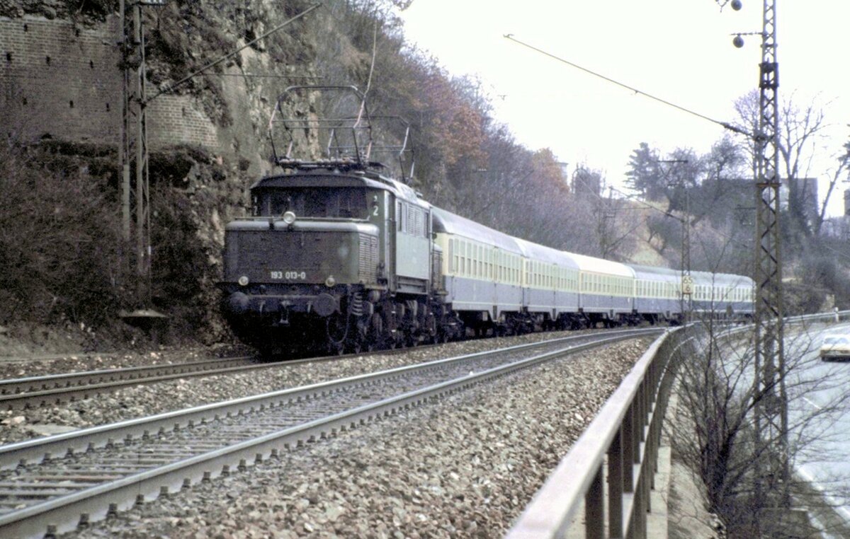 193 013-0 mit Sch�lerzug auf der Geislinger Steige am 13.03.1982.