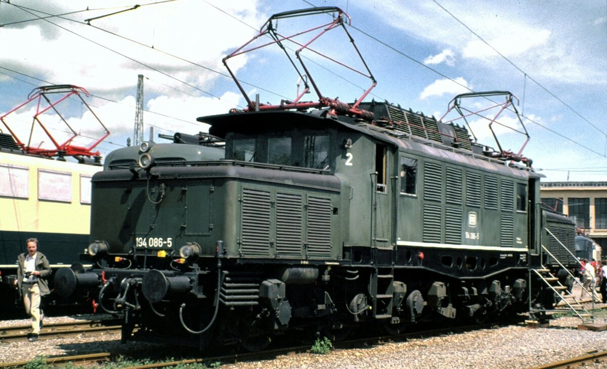 194 086-5 bei der Ausstellung 100 Jahre elektrische Lokomotive in München Freimann am 25.05.1979.