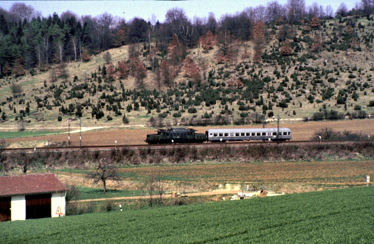 194 mit Schülerzug bei der Wachholderheide bei Lonsee am 16.04.1983.