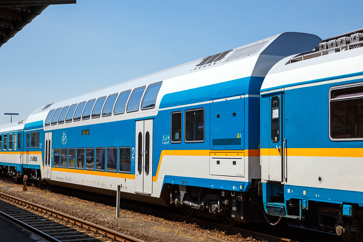 
2. Klasse Doppelstockwagen der Bauart DBpz, D-VBG 56 80 26-75 602-0, der Vogtlandbahn GmbH (ex Regental), eingereiht im ALX 84110  (alex) München Hbf - Hof Hbf, am 01.07.2015 beim Halt im Bahnhof Marktredwitz.

Sieben dieser klimatisierten Doppelstockwagen wurden 2009 bei Bombardier beschafft um der Wachsenden Nachfrage auf dem Nordast gerecht zu werden.

TECHNISCHE DATEN:
Hersteller:  Bombardier, Werk Görlitz
Baujahr: 2009
Spurweite: 1.435 mm
Länge über Puffer:  26.800 mm
Wagenkastenlänge:  26.400 mm
Drehzapfenabstand:  20.000 mm
Achsstand im Drehgestell:  2.500 mm
Drehgestellbauart:  Görlitz VIII
Leergewicht:  50 t
Höchstgeschwindigkeit: 160 km/h
Zulassungen für: D 
Sitzplätze: 126 in der 2. Klasse
Bremsbauart:  KE-PR-A-Mg