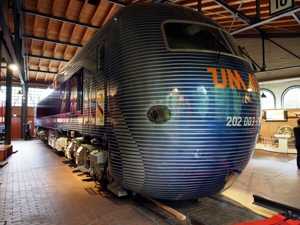 202 003-0 UM-AN Henschel DE 2500 im Technik Museum Berlin am 06.10.2016.