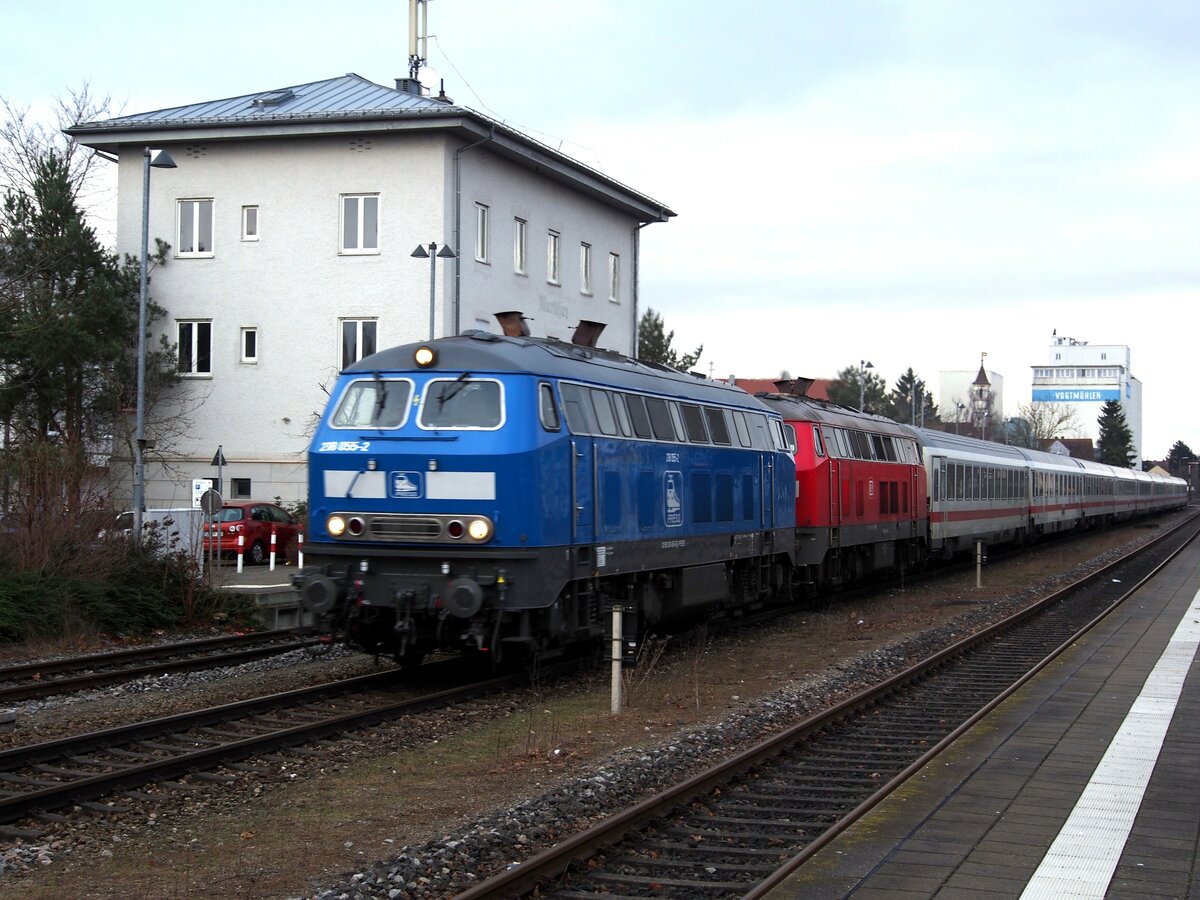218 055-2 von PRESS und 218 488 von RP mit IC 2012 Allgäu in Illertissen am 07.01.2020.