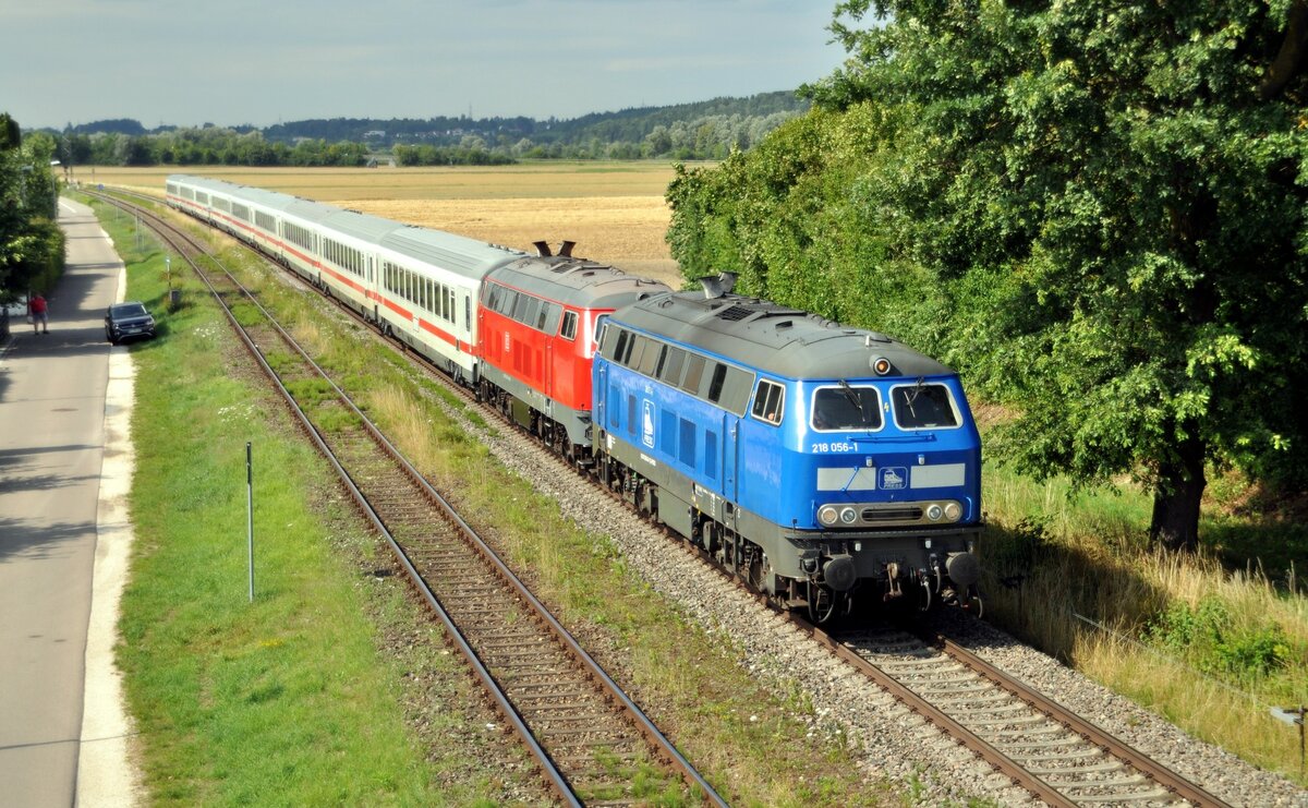218 056-1 der Schlumpf der PRESS-Bahn und eine rote 218 der DB mit IC 2013 Allgäu auf dem Weg nach Oberstdorf in Vöhringen am 17-07-2023. Am Mittag hatte der Fotoapparat versagt.
Nachtrag: Die rote lok ist die 218 424-0.