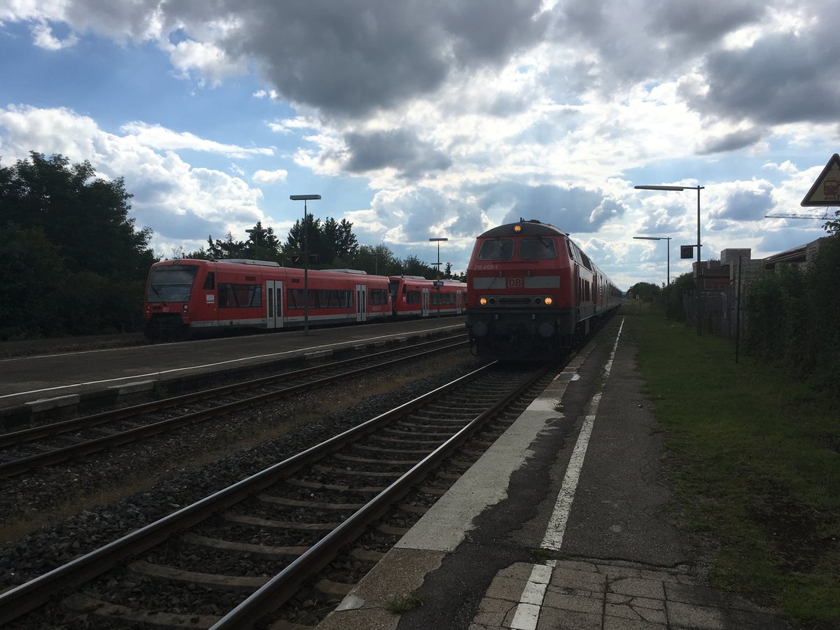 218 409 mit einem Ire nach Ulm Hbf 

2 Regio Shuttle der DB als Rb nach Sigmaringen


Herbertingen, Juli 2017