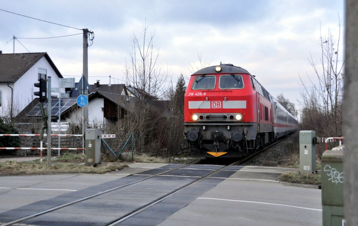 218 429-8 mit IC/RE 2013 Allgäu in Bellenberg auf dem Weg nach Oberstdorf am 19.01.2023.