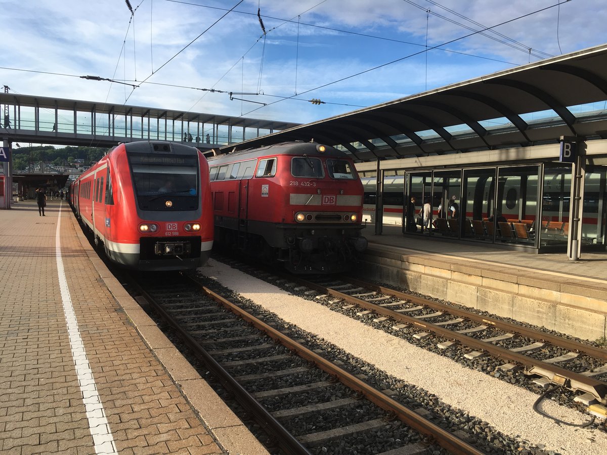 218 432 fährt mit ihrem IRE Richtung Lindau Hbf aus während 612 088 und ein weiter 612 noch auf ihre Ausfahrt nach Kempten (Allg) Hbf warten müssen.

Ulm, Juli 2017